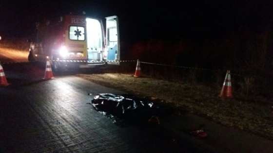 A mulher danificou uma das janelas da ambulância e se jogou do veículo em movimento.