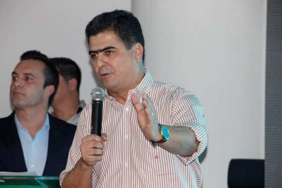 Emanuel diz estar satisfeito, mas quer mudar para melhorar gestão.