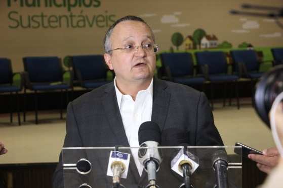 O governador Pedro Taques anunciou a expectativa para o mês de fevereiro.