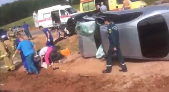 A noiva estava ao volante com uma amiga no banco do passageiro