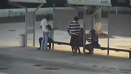 Imagens mostram assalto a três pessoas que esperavam por ônibus.