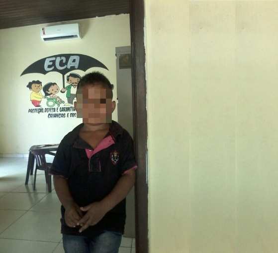 A foto do menino se tornou 'viral' e está circulando em todo o país.
