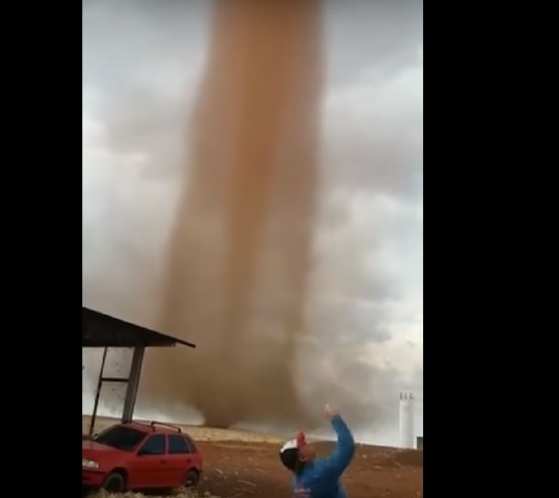 A altura e a força do vento assustaram os moradores da região; imagem viralizou na internet.
