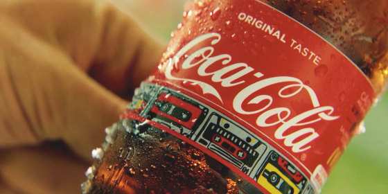 Consumidor encontrou "corpo estranho" em garrafa de Coca Cola.