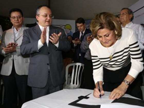 Governador 'rasgou' elogios à prefeita de Várzea Grande.