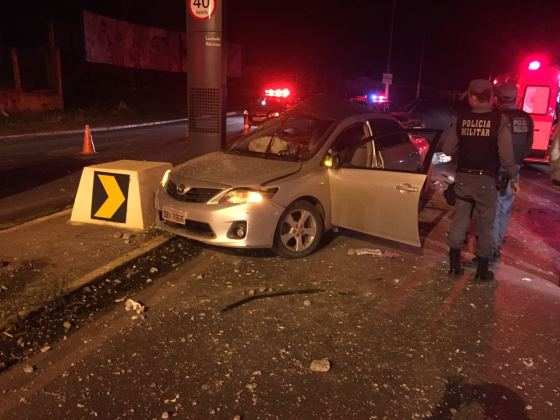 De acordo com a Polícia Militar, o acidente aconteceu por volta das 3h45.
