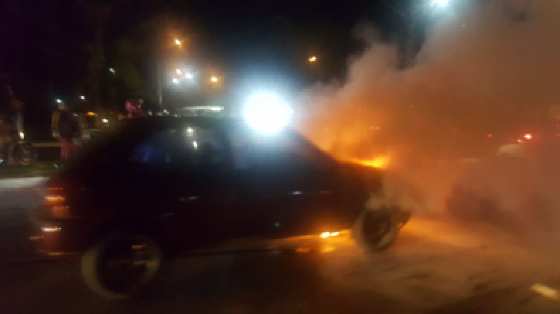 Ford Fiesta foi totalmente destruído pelas chamas.