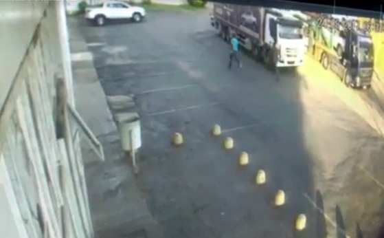 Imagens do sistema de segurança mostram o momento em que os bandidos executam ação criminosa