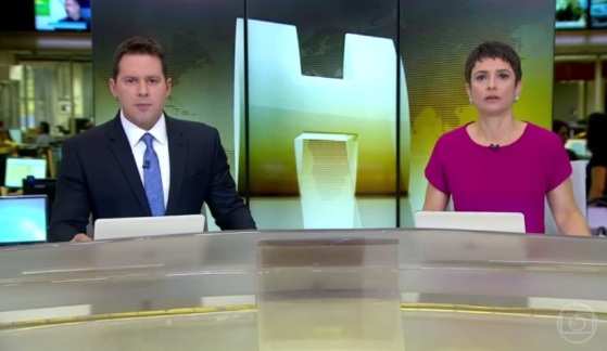 Os apresentadores Dony de Nuccio e Sandra Annenberg na bancada do Jornal Hoje..
