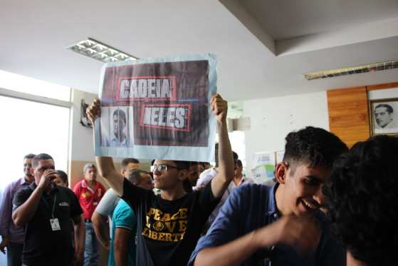 Manifestantes ocuparam o saguão da Câmara de Vereadores e pediram CPI contra o prefeito Emanuel Pinheiro.