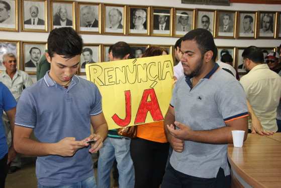 Um dos manifestantes era Gabriel Guilherme (da esquerda), que disputou uma cadeira na Câmara Municipal nas eleições de 2016 pelo PV.