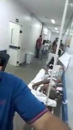 Homem mostra corredores do Pronto-Socorro lotados de pacientes