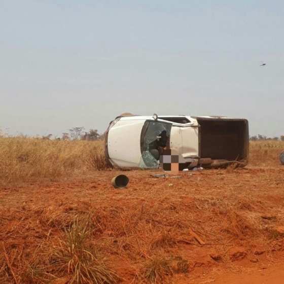 O motorista perdeu o controle da direção, saiu da estrada, capotou diversas vezes.