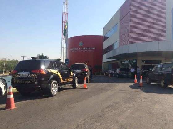 Agentes da Polícia Federal cumprem mandado de busca e apreensão na Assembleia Legislativa.