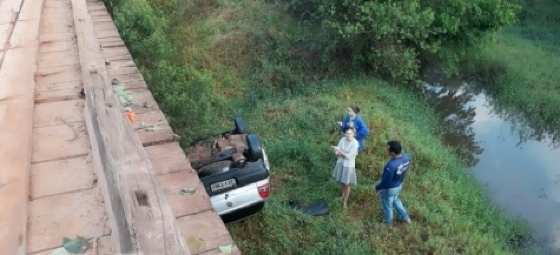 O carro despencou da altura de quatro metros. 