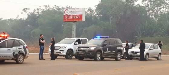 Os policiais também cumprem seis mandados de conduções coercitivas em desfavor de servidores da Prefeitura de Nova Bandeirantes.