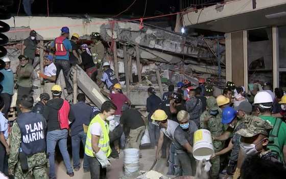Equipes de resgate procuram crianças em escombros de escola que ruiu na Cidade do México