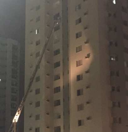 O fogo, segundo informações do Corpo de Bombeiros, começou no 14º andar do edifício. 