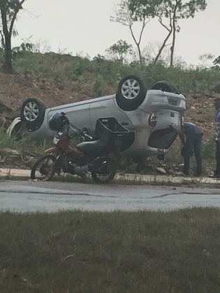 Após atingir a moto, o carro capotou e parou com as quatro rodas para cima