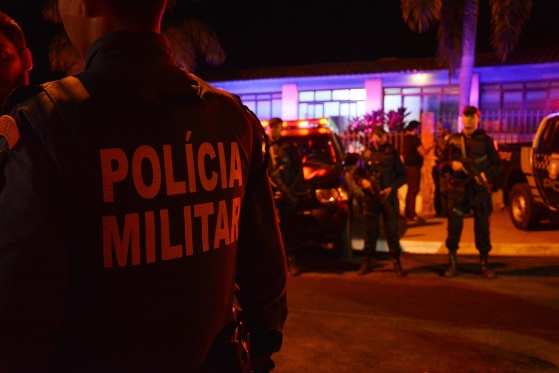 A Polícia Militar fez rondas pela região, mas até o momento o acusado não foi preso.