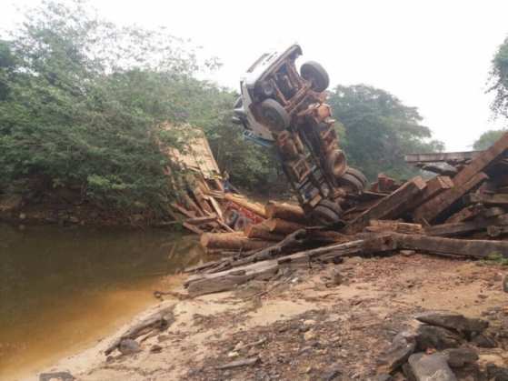 Ponte sob o Rio São João não suportou o peso do caminhão e cedeu durante a travessia do veículo 
