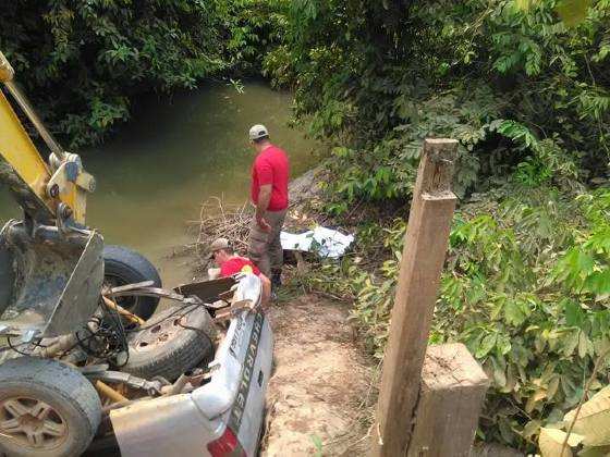 O carro estava submerso na água e o corpo foi encontrado preso às ferragens
