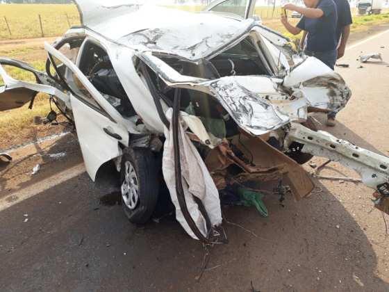 Devido ao impacto da batida, o Pálio ficou totalmente destruído. O motorista morreu na hora