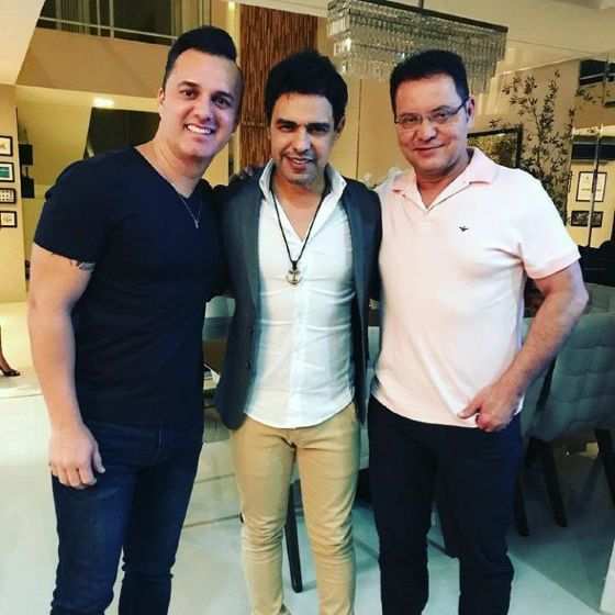 Eduardo Botelho faz churrasco em seu apartamento para o cantor Zezé di Camargo.