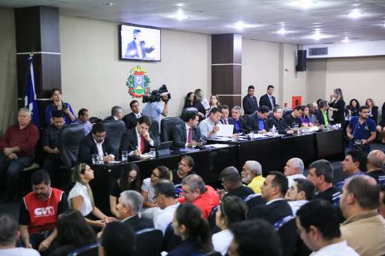 Servidores estaduais protestaram durante a primeira audiência pública da PEC do teto de gastos, nesta terça-feira, na Assembleia Legislativa.