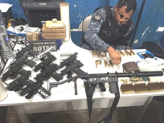 Nas armas havia inscrições de 