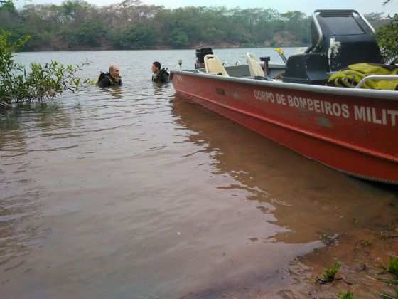 Equipe de mergulhadores do Corpo de Bombeiros procura o corpo  de Valdinei Pereira da Silva.