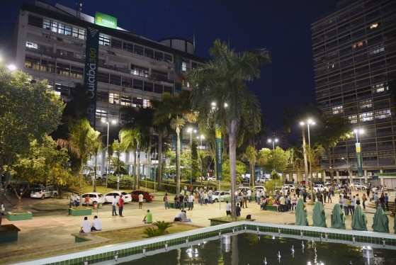 Praça Alencastro foi reaberta ao público na noite de quinta-feira (28)