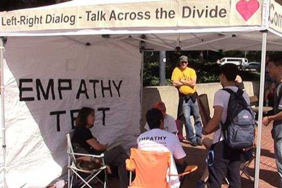 Um grupo decidiu fazer um protesto contra o cancelamento da “Semana do Discurso Livre”