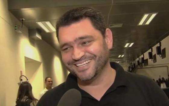 Quando percebeu que estava sendo filmada, a funcionária questiona o passageiro sobre o motivo da gravação