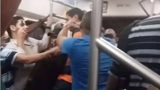 Homem de azul tenta impedir o suspeito de deixar composição 