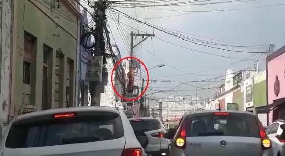 O Corpo de Bombeiros controlou a situação e Energisa desligou a rede