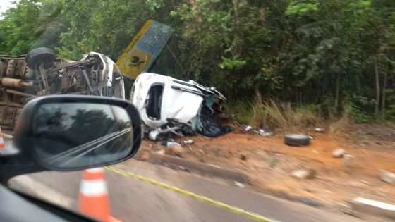 O carro bateu de frente com uma carreta e ficou completamente destruído.