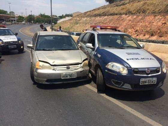Antes de parar o carro o bandido ainda bateu o veículo contra uma viatura da PM.
