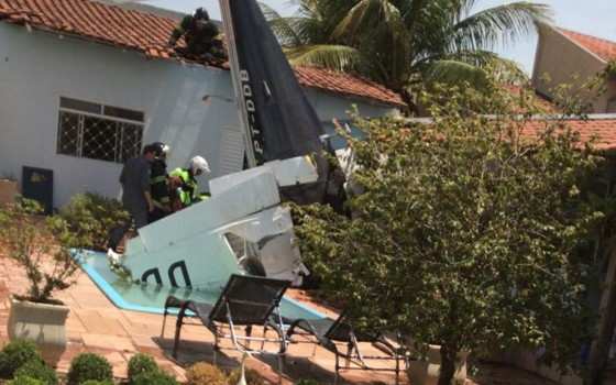 O avião monomotor caiu na piscina da casa.