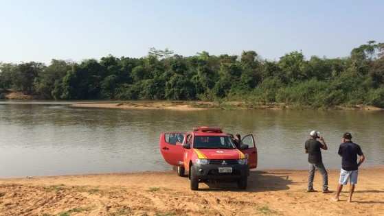 Equipe do Corpo de Bombeiros de Tangará da Serra realizam as buscas pelo corpo da adolescente no Rio Paraguai.