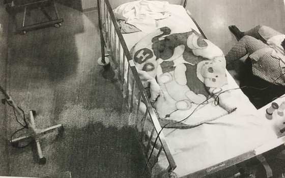 Mãe foi flagrada por câmera de hospital; pai trabalha em farmácia e teria fornecido medicação.
