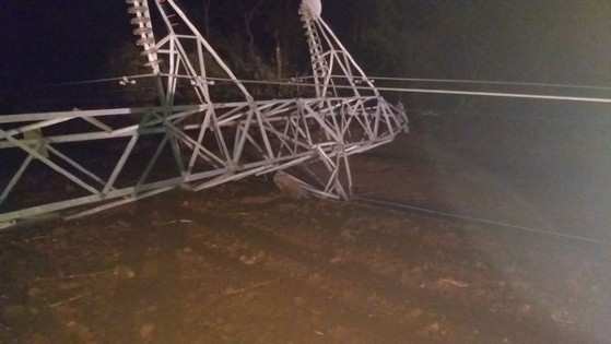 Cinco torres de distribuição de energia e sete postes caíram na Região do Araguaia.