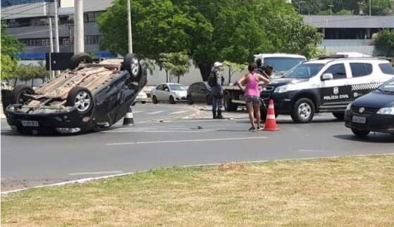 Com o impacto da batida, o Corolla capotou e o motorista ficou ferido.