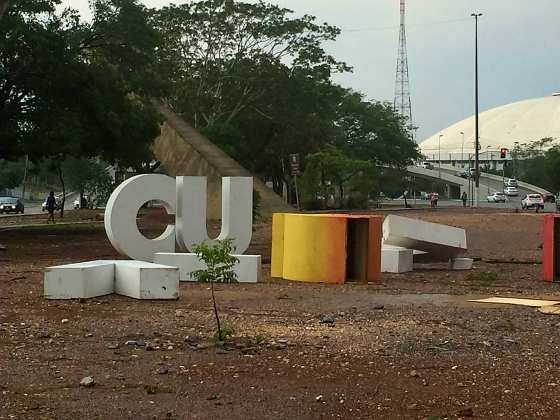 O vento derrubou algumas letras do nome da cidade, fixado no Centro Político Administrativo. Ficaram em pé apenas as letras CU.