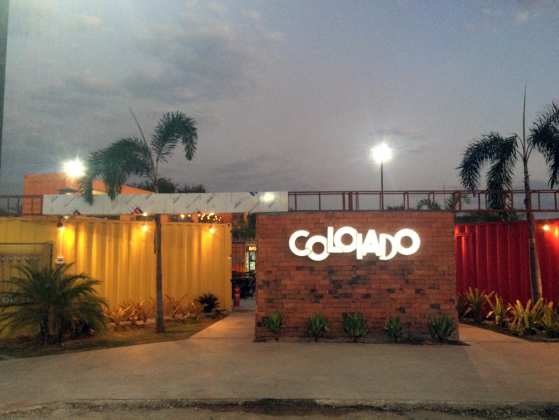 O empreendimento gastronômico Coloiado Food Park Container possui opções de lanches e refeições, como sanduíches, petiscos, bobós, massas frescas, hambúrgueres, kebabs, peixes, comidas regionais, internacionais. 