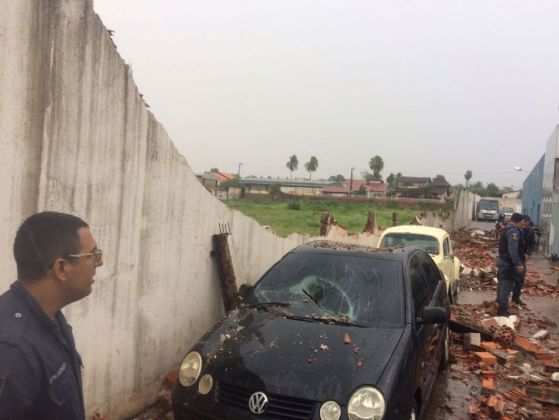 O muro do 4º Batalhão da Polícia Militar, localizado na Avenida Filinto Muller, em Várzea Grande, caiu sobre dois carros e quatro motocicletas