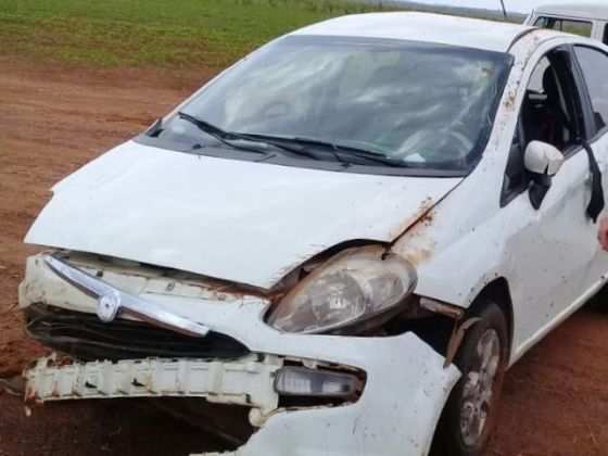 Outras quatro pessoas que estavam no carro sofreram ferimentos e foram socorridas.