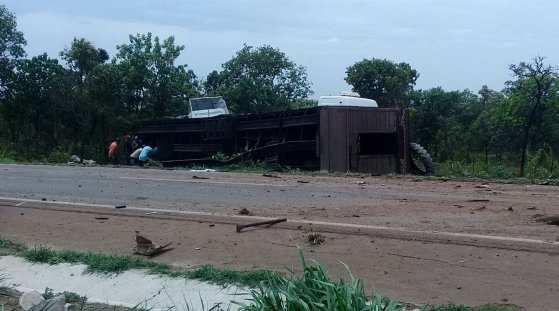 Com o impacto da batida,o carro ficou destruído. O motorista morreu na hora.