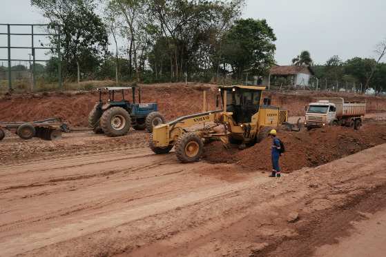 Obra da nova trincheira é interditada pela Prefeitura por falta de desvios adequados.