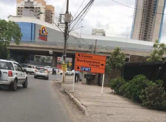 Placa impede trânsito de pedestres na calçada.